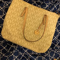 MIchael Kors Original Large Tote With Zipper