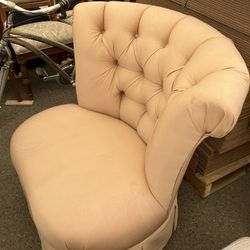 Tuck and roll hall sitting chair