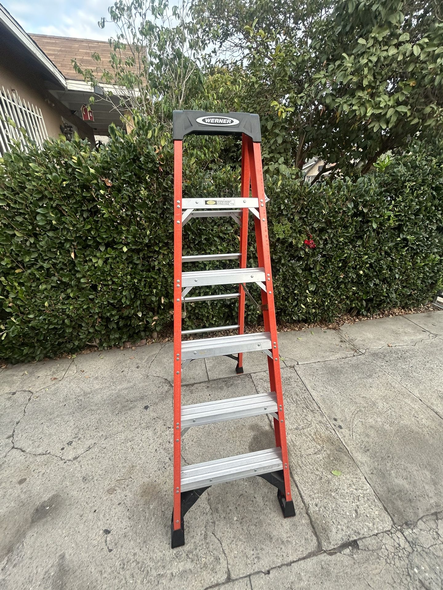 6 FT FIBER GLASS AND ALUMINUM LADDER 