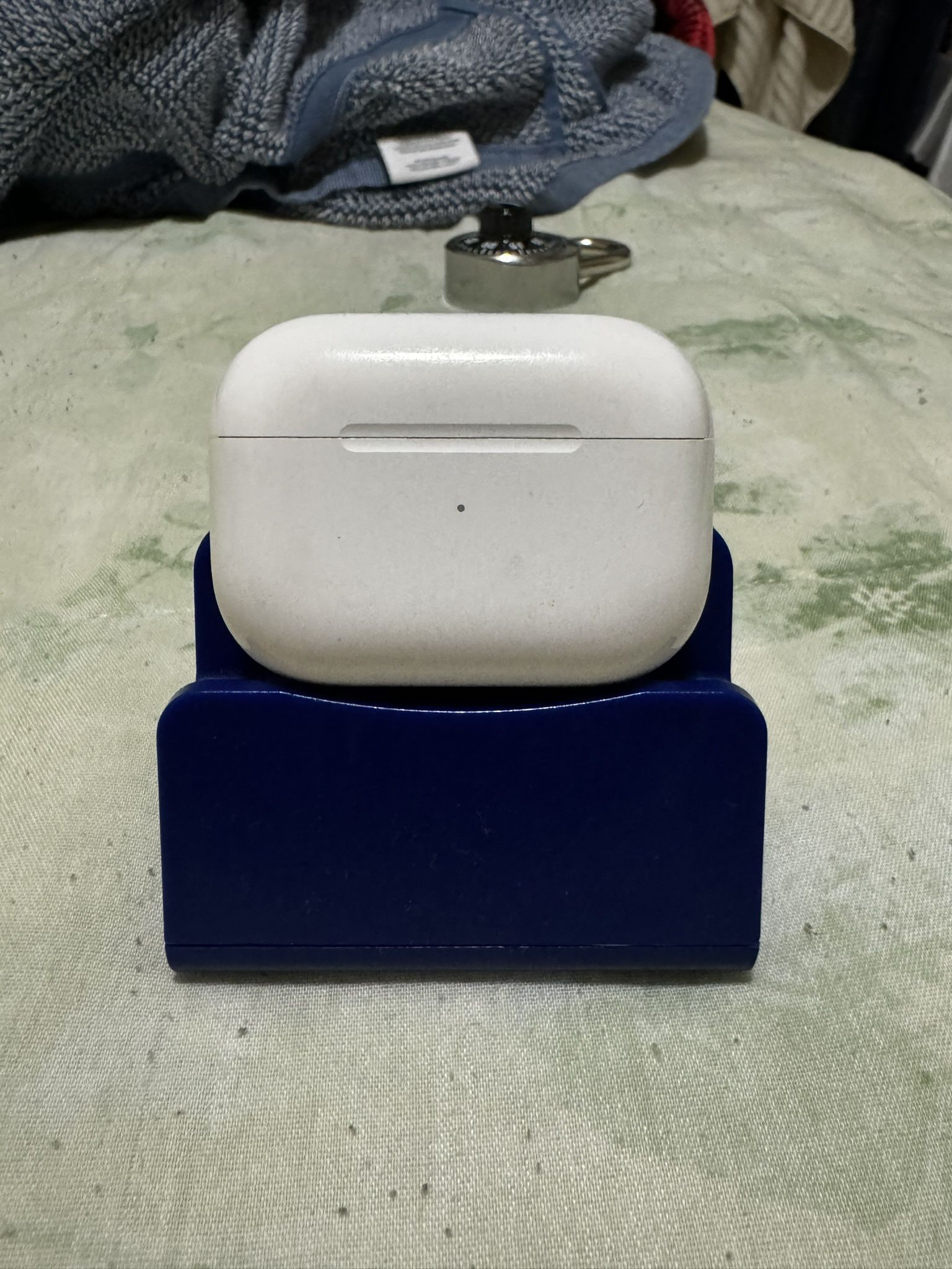 AirPods Pro (2nd generation) with MagSafe Charging Case (Lighting Port)