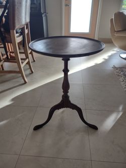 Antique 18th Century Mahogany Tripod Tilt table with dish edge top