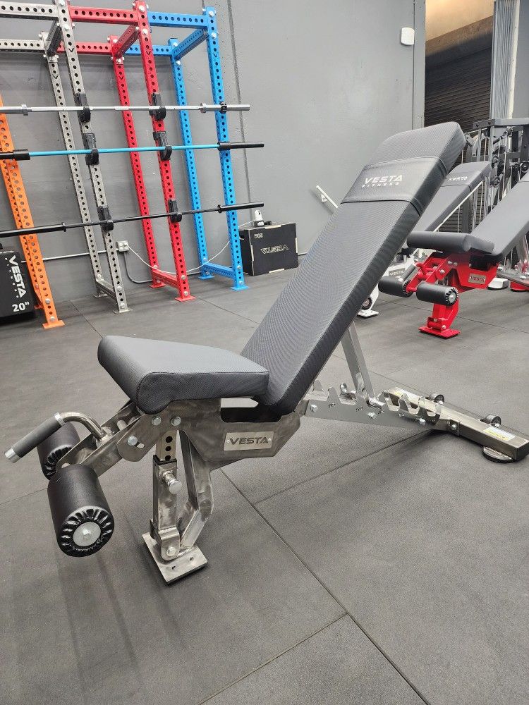 🔻 HEAVY DUTY COMMERCIAL GRADE SUPER SOLID ADJUSTABLE BENCH THAT CAN INCLINE, DECLINE, FLAT AND MILITARY PRESS WITH WHEELS AND LEG PADS ( BRAND NEW )