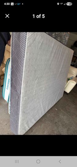 QUEEN SIZE BOX SPRING IN OUTSTANDING CONDITION 