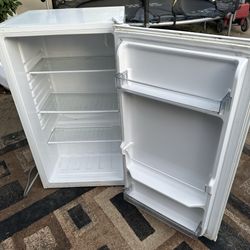 DANBY Mini fridge (33x20x20) inches