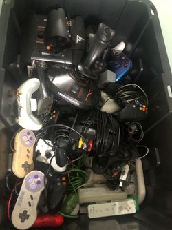 Lot of controllers Nintendo/xbox/PlayStation