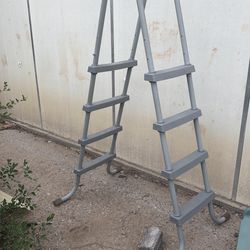 Pool ladder
