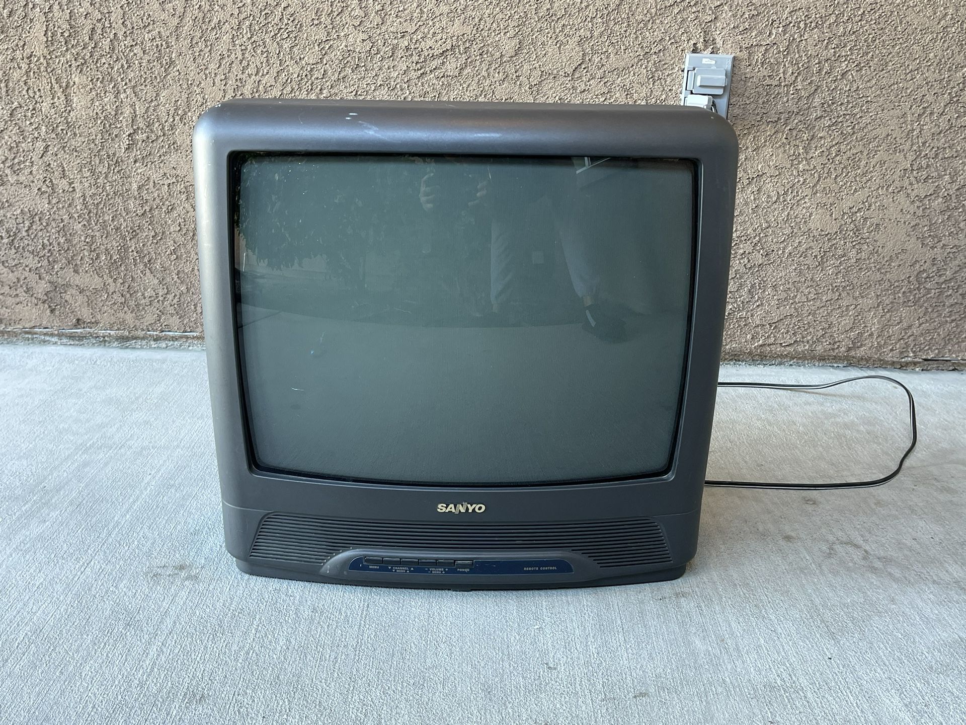 Sanyo 19" 1997 Black Retro Gaming TV DS-I 19630 - Tested & Working