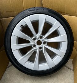 1 Tesla Sport 19" Model 3 Wheel Rim Tire Good Spare for 2017 to 2023 M3 models. Continental 235/40R19 tire is like-new, has 90% tread remaining!   Thi