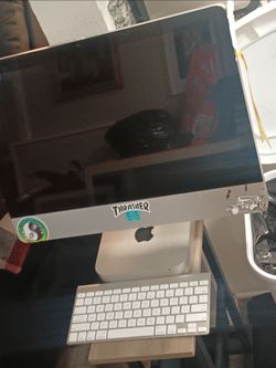 Apple Computer screen, Apple iMini, As Apple keyboard
