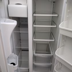 FRIGIDAIRE SIDE BY SIDE FRIDGE