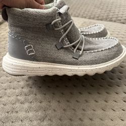 Woman Size 9 Men’s 7 $30