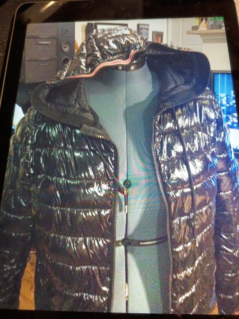 CALVIN KLEIN CLOTHING COMPANY. SHINNY BLACK BUBBLE (PUFF) JACKET SIZE MEDIUM