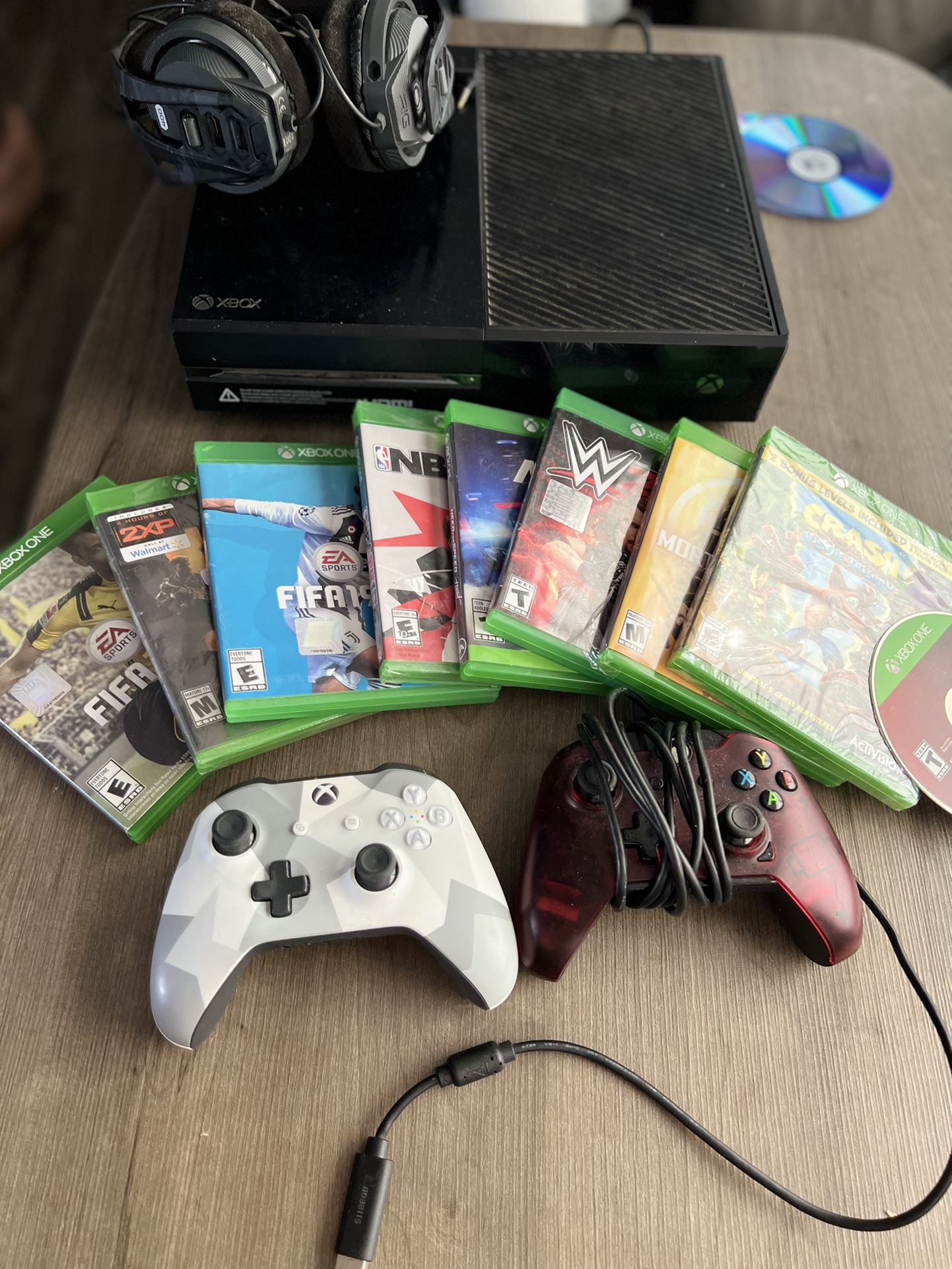 Xbox One, Headphones 2 Controlers, 8 Games.