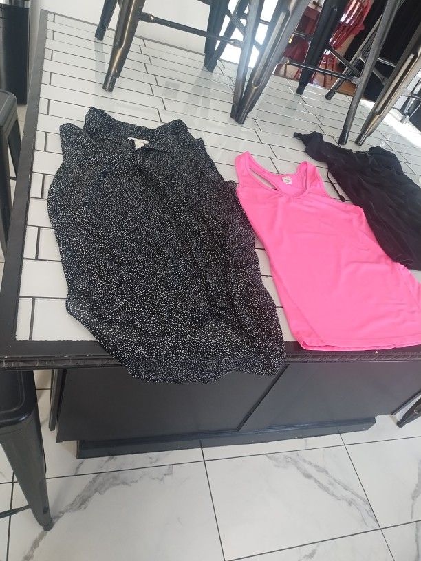 Women Shirts Diferent Sizes And Brands Size S,M,L And XL It's A Mix. 18 Ítems.