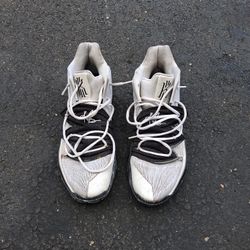 NIKE Size 12 KYRIE IRVING