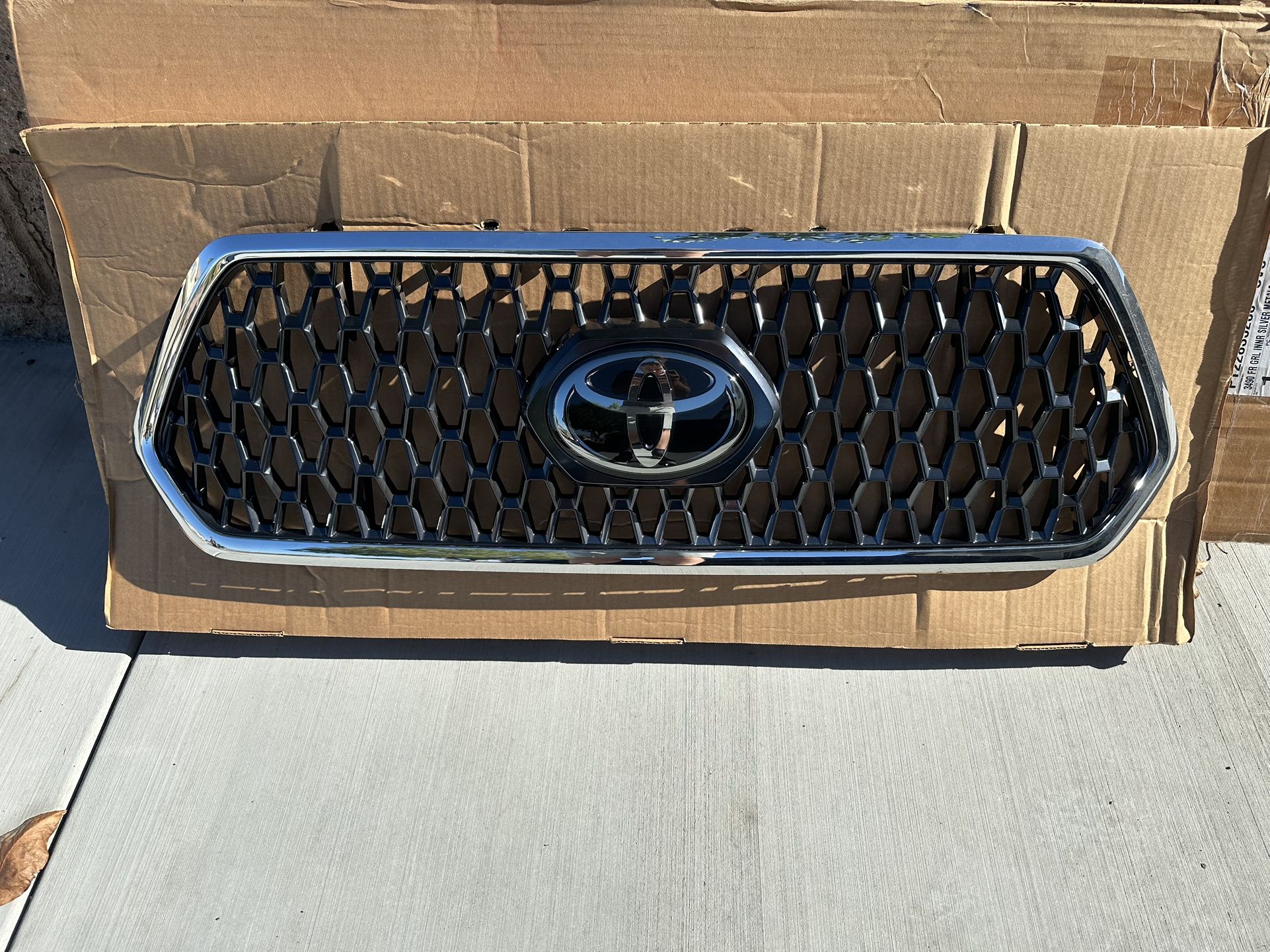Toyota Tacoma Grille (3rd Gen)
