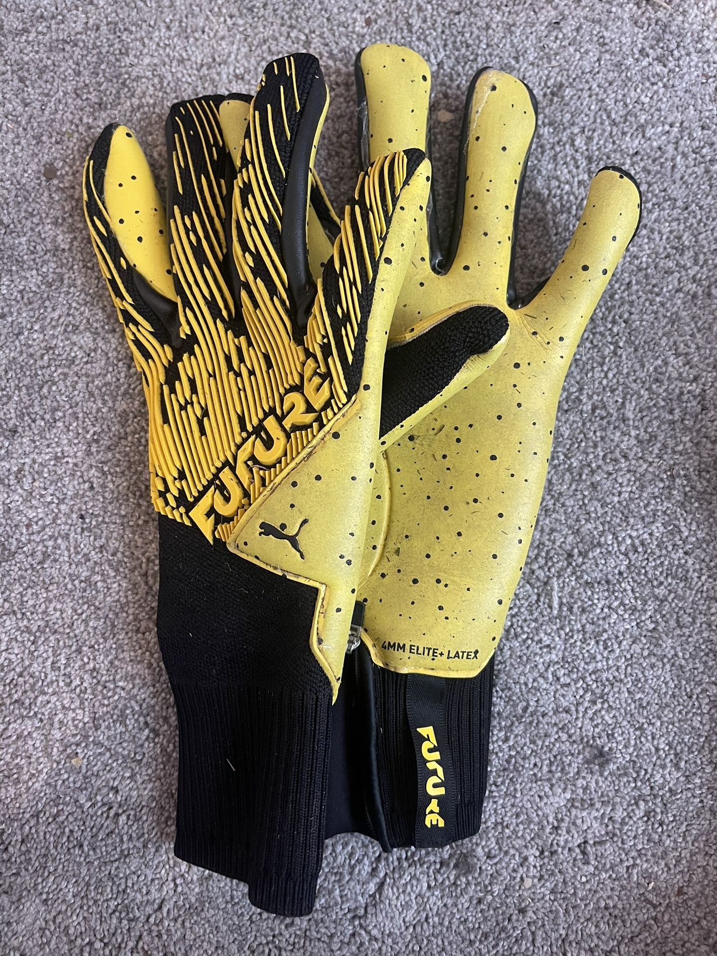 GOALKEEPER GLOVES BRAND NEW