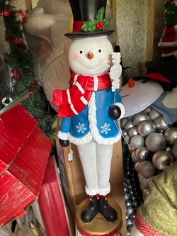 Heavy resin type 38 snowman statue with top hat ex cond