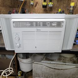 Like-new 5,000 Btu Medea Air-conditioning 