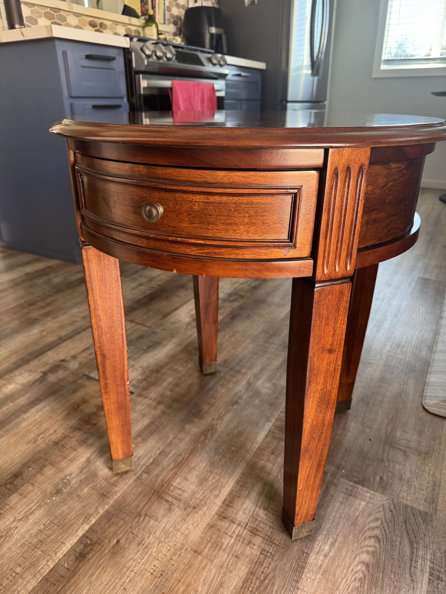 Ashley Furniture Glen Eagle Round End Table