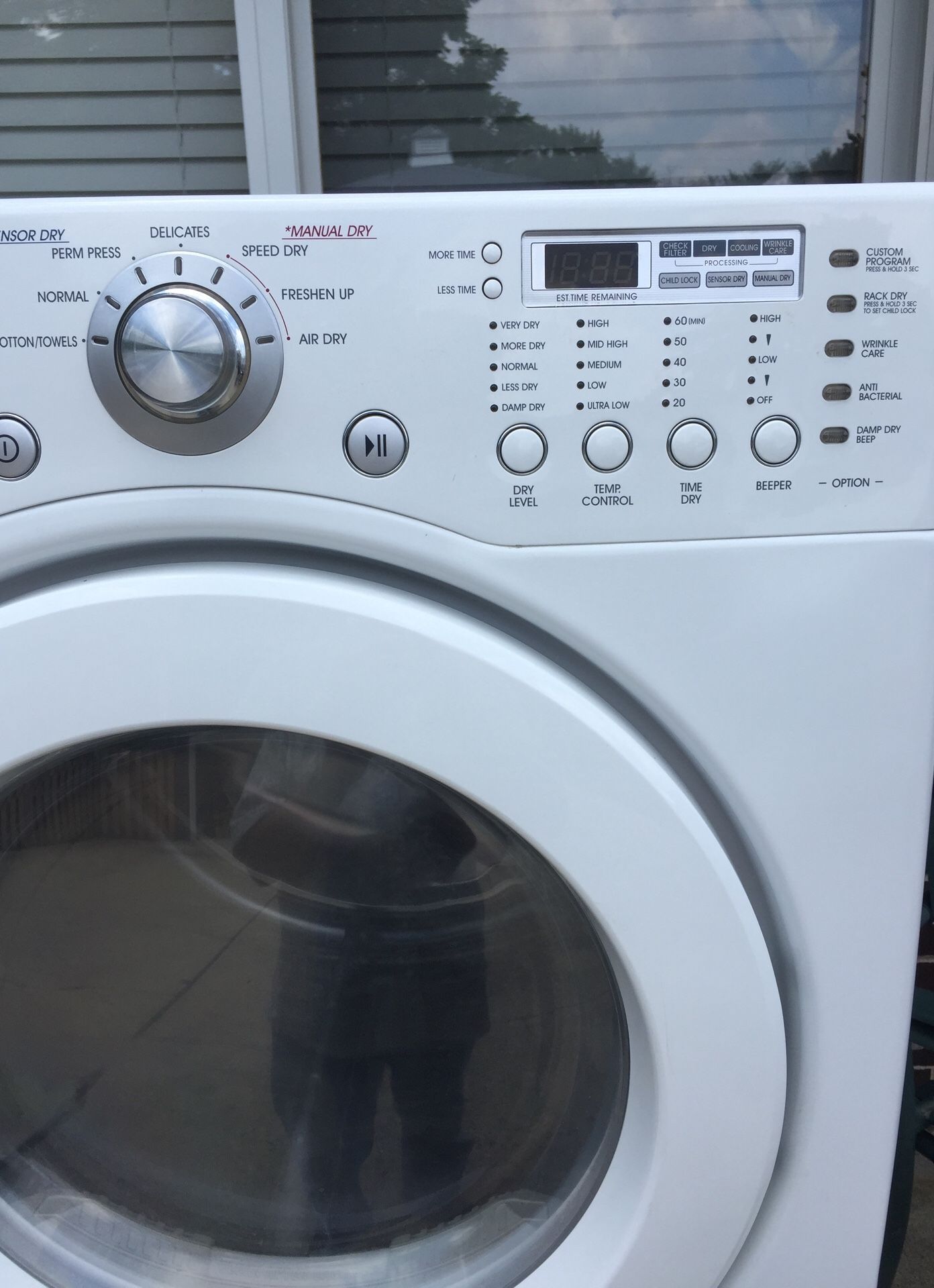 LG Large capacity gas dryer 27inch 7.3 cu ft white DLG3788W model