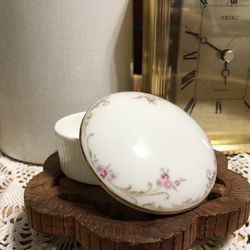 Wedgwood Carisbrooke China Trinket Pot