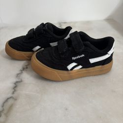 Black Reebok shoes size 6c for little kids.