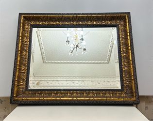 Beautiful Ornate Wood FrameMirror 31”x 25” x2”