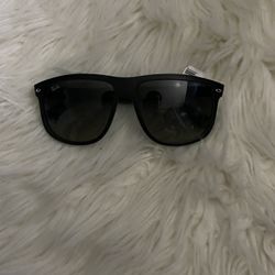 Ray Ban Rubber Black Gradient Grey Sunglasses