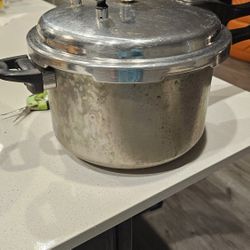 7 Lt Pressure Cooker With 2 Whistle And 1 Extra Gasket 