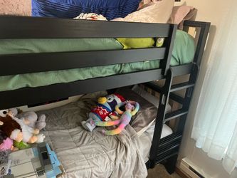 Twin bunkbeds and 6 drawers dresser