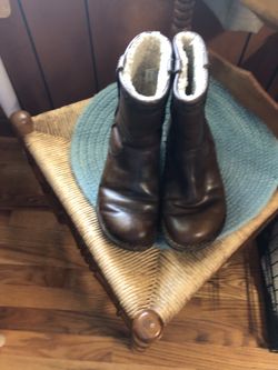 Ladies UGG leather boots -size 8