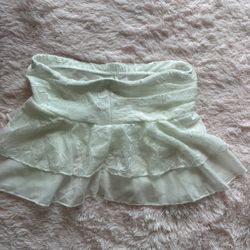 Cute white lace short skirt, women's size small.