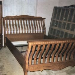 Oak sleigh bed (queen)