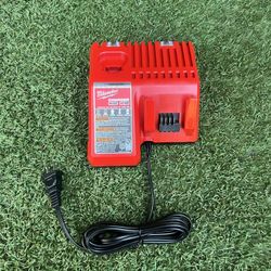 READ DESCRIPTION Milwaukee M12 and M18 12-Volt/18-Volt Lithium-Ion Multi-Voltage Battery Charger