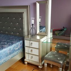 5 Piece Bedroom Set  (plus+Couch 🛋️ bench included)  (Not Sold Separately) retail $3,000 Light Up💡 QUEEN Size! Headboard And Vanity W/ Mirror 🪞
