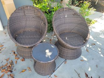 Patio chairs and table - oval