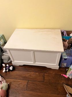 Solid wood storage chest