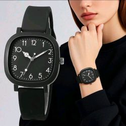 Women's Black Square Quartz Wrist Watch Silicone Band Casual Fashion Analog Watch
Add a sleek finishing touch to your everyday style with this women's