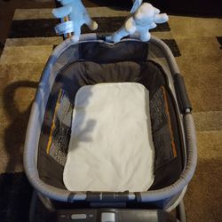 Graco Bassinet And Bouncer Seat With Mobile 