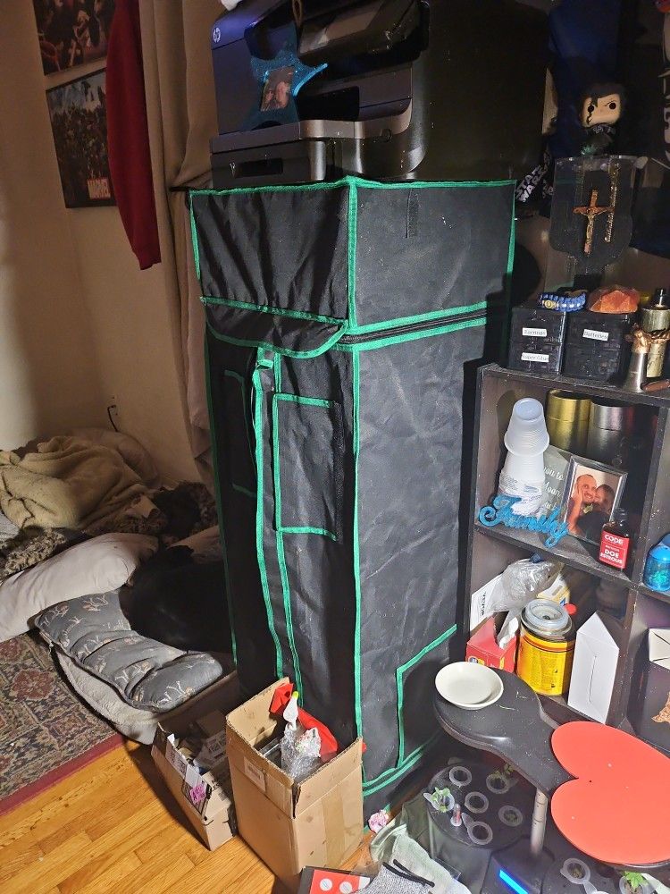 5 Ft Grow Tent And Vevor Hydroponic Grow System. Comes With Led Grow Light And 2 Exhaust Fans