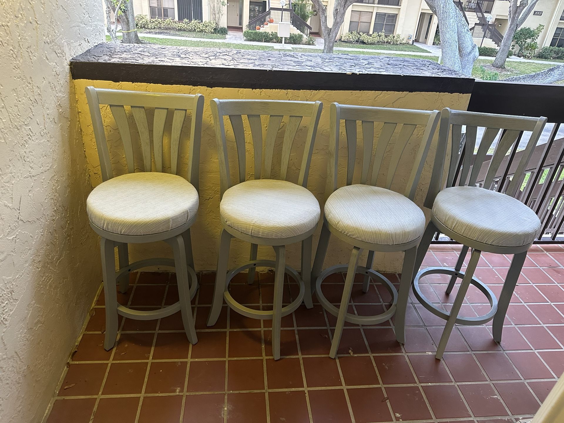 ⭐️⭐️⭐️ BAR STOOLS - SET OF 4, SWIVEL, EXCELLENT CONDITION, LIKE NEW ⭐️⭐️⭐️