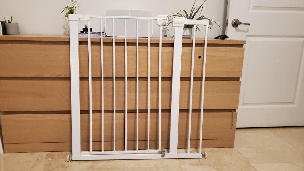 Safety 1st Baby Gate with Pressure Mount