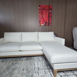 LIKE NEW - Modern Style Henredon Murphy Sofa with Reversible Roomy Chaise (Cream Color)