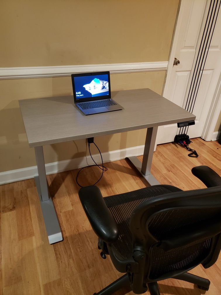 Desk adjustable height
