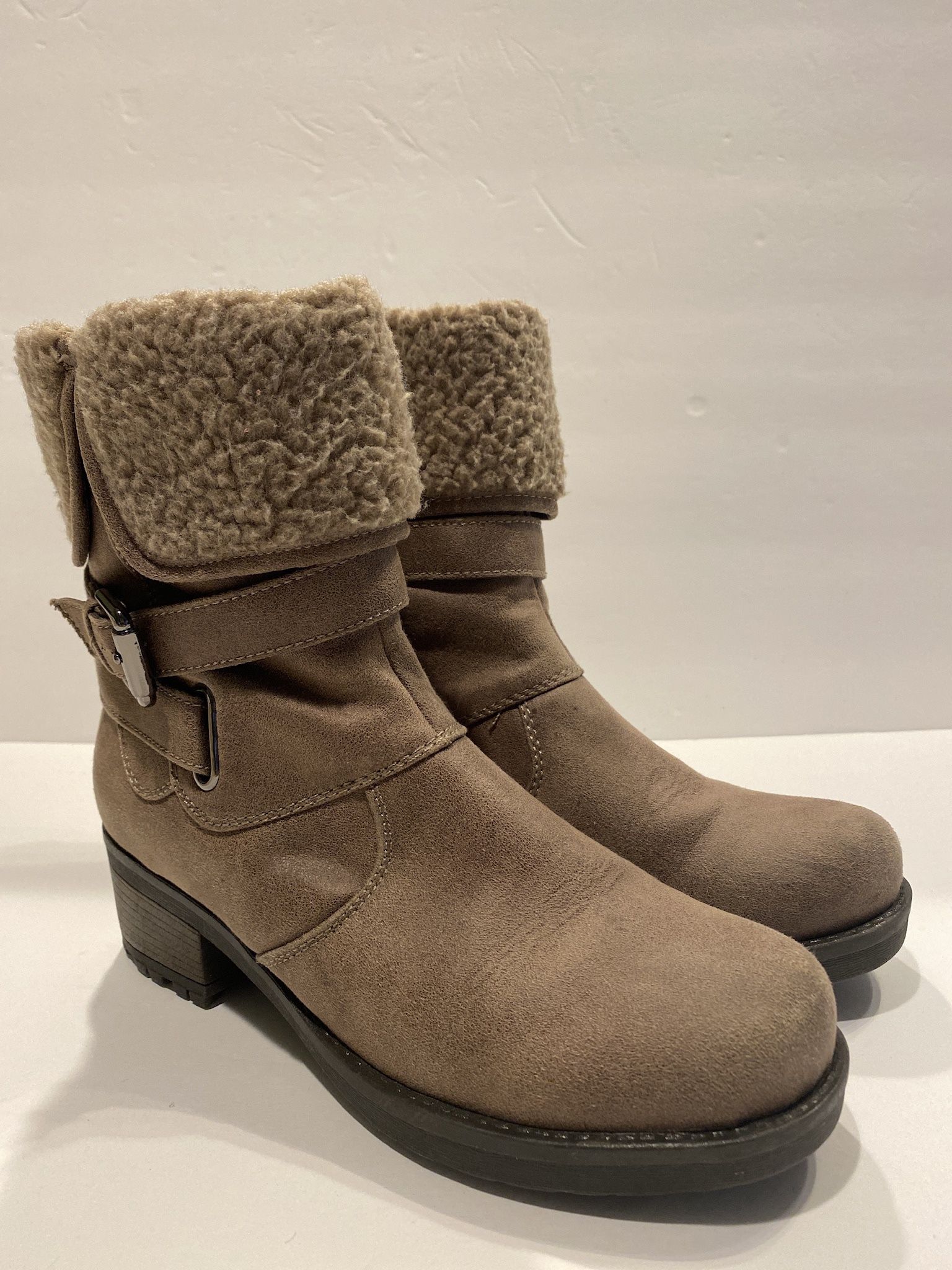 Ladies New White Mountain Boot 61/2M