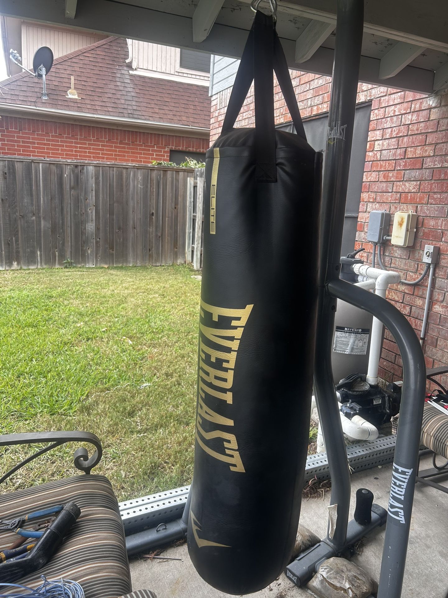 Everlast punching bag and stand with mma gloves
