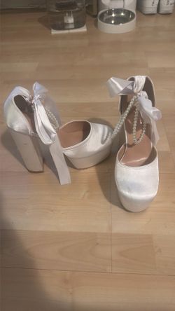 Size 6 white bridal platform heels 🤍