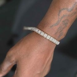 10 Karat Gold ( Real Diamond Bracelet ) Retail price: 6199 WILLING TO NEGOTIATE PRICE OF $3,200