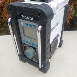 Makita Cordless Jobsite Radio 